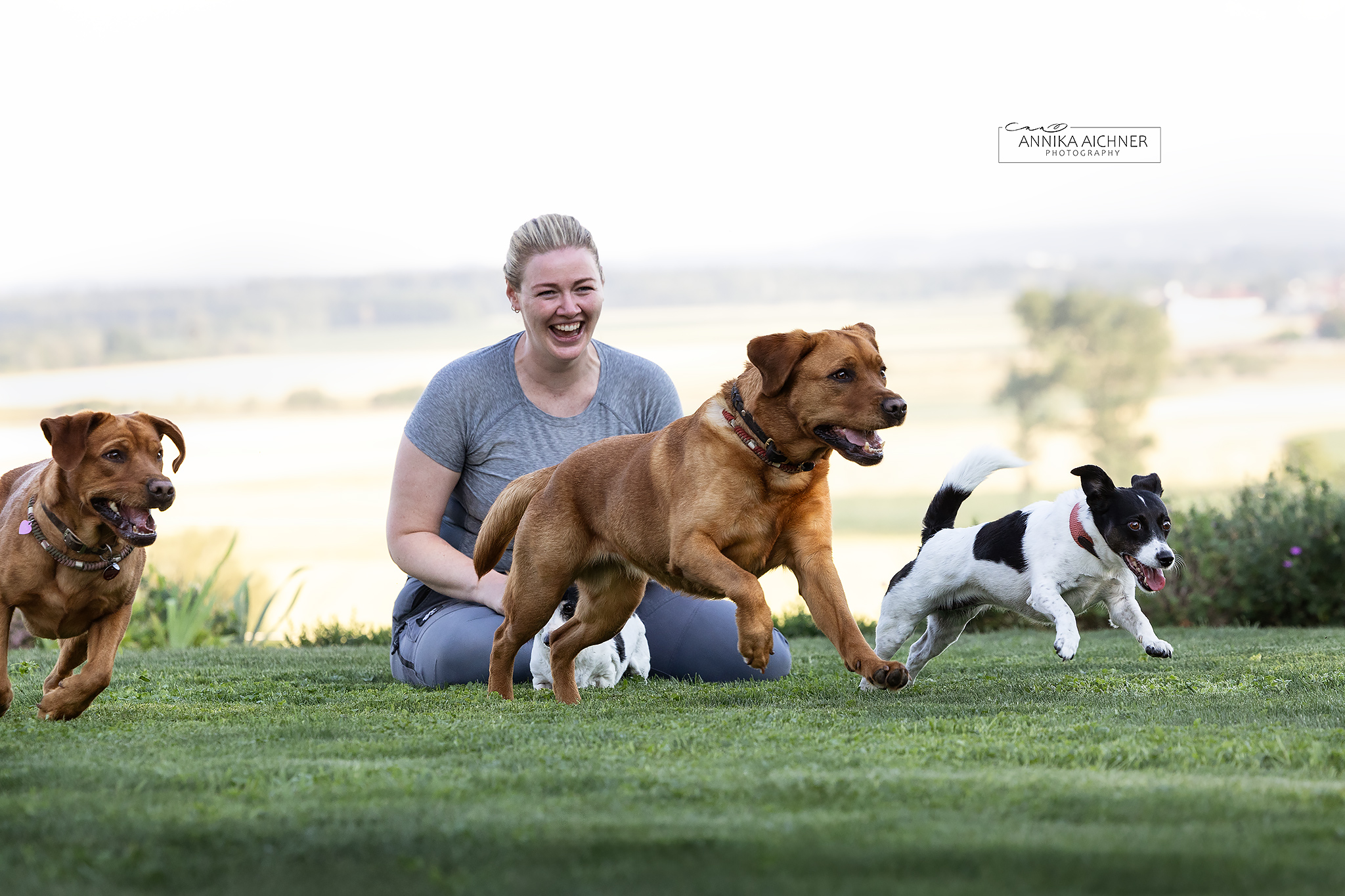 Marleen Deffner mit Hunden im Freien