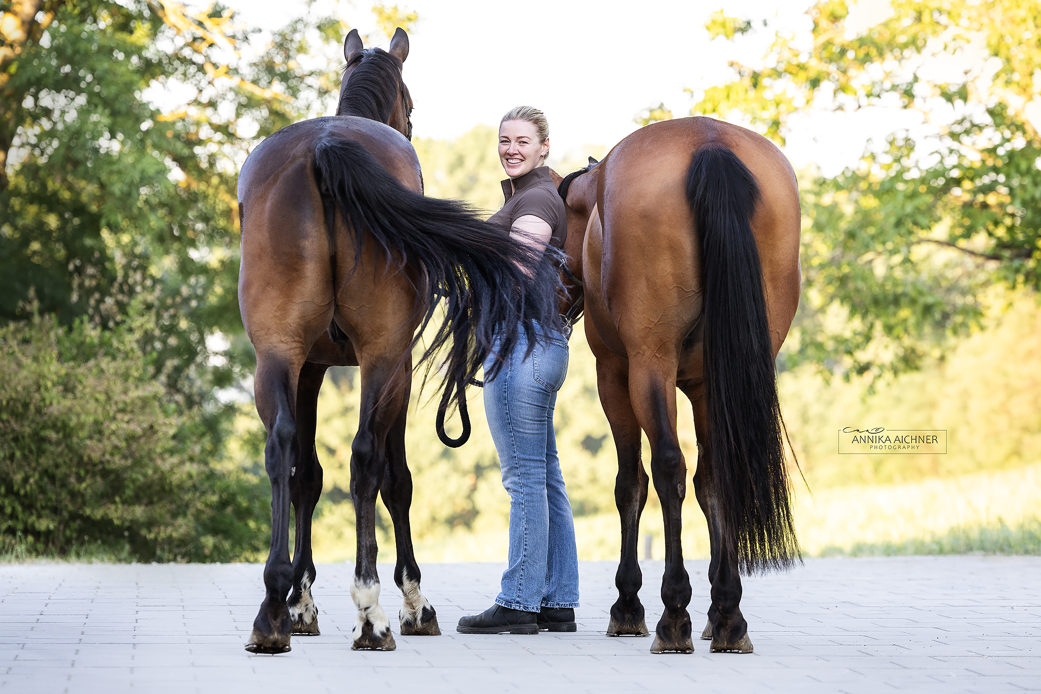 Marleen Deffner mit zwei Pferden